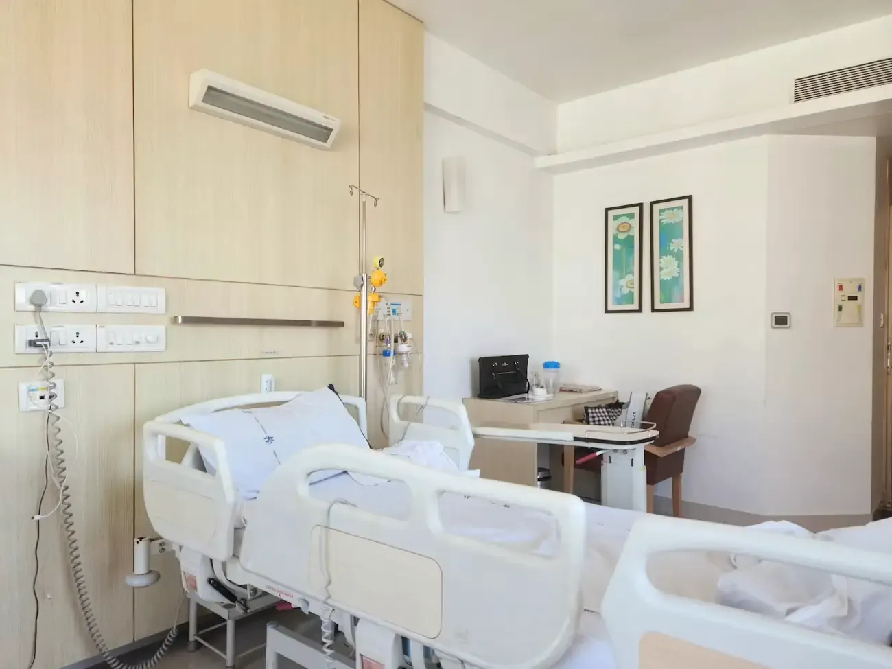 Habitación de hospital con cama y mobiliario clínico