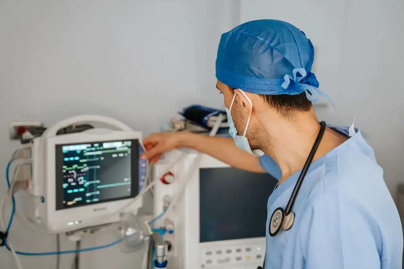 Profesional de salud revisando un monitor clínico